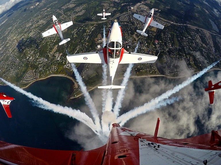 The Snowbirds in the Canada Burst formation. (Courtesy of DND-MDN)