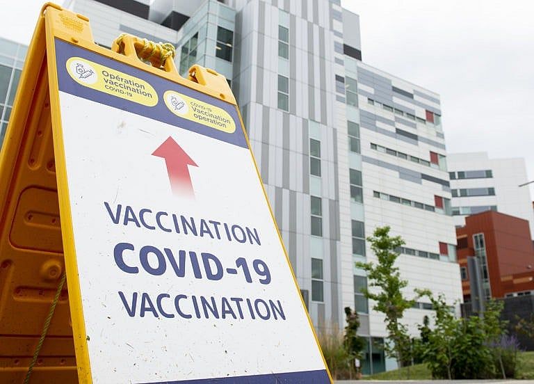 A COVID-19 vaccination sign is shown in Montreal, on Aug. 1, 2021 (Graham Hughes/CP)