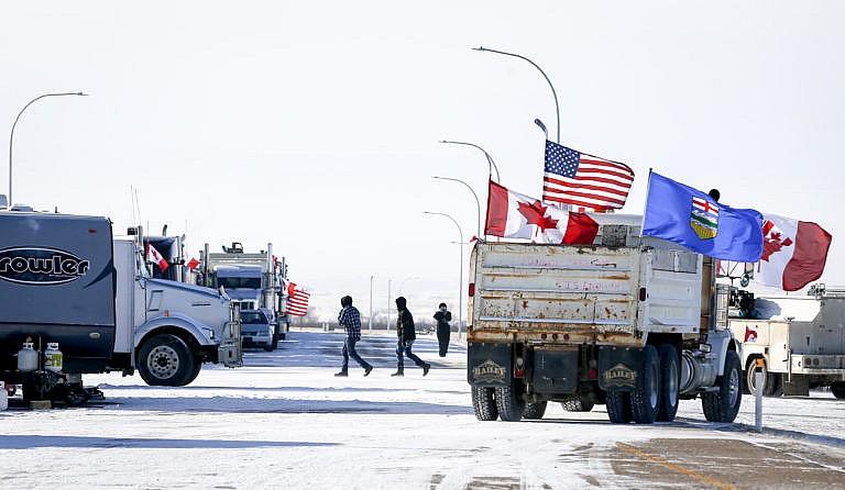 Trucks at the Canada-U.S. border crossing at Coutts, Alta. on Feb. 2. (Jeff McIntosh/CP)