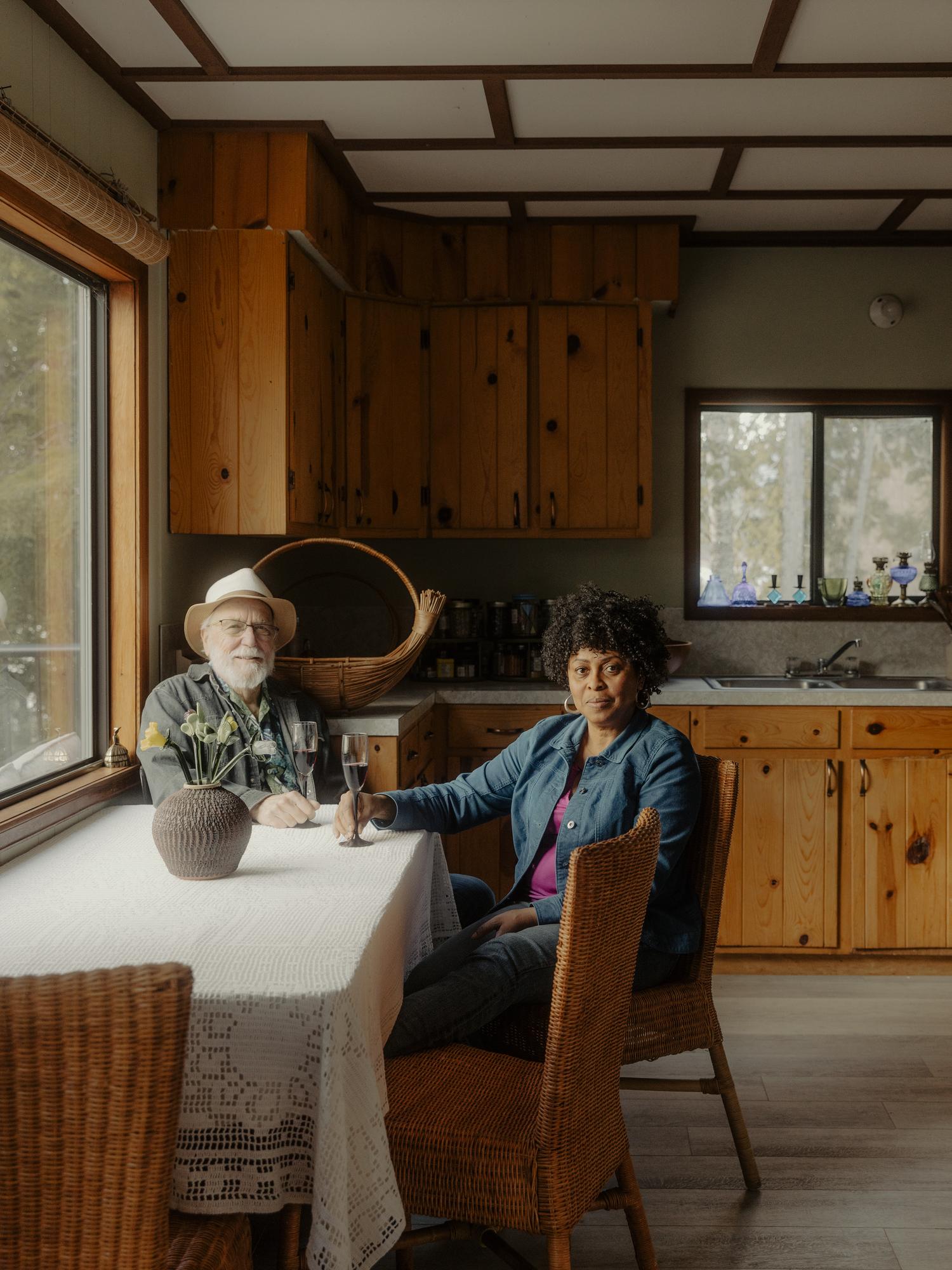 Shields 和 Askew 为其典型的加拿大小屋感到自豪。  “我们绝对不会租用我们的小屋，因为那是我们的家，”她说。