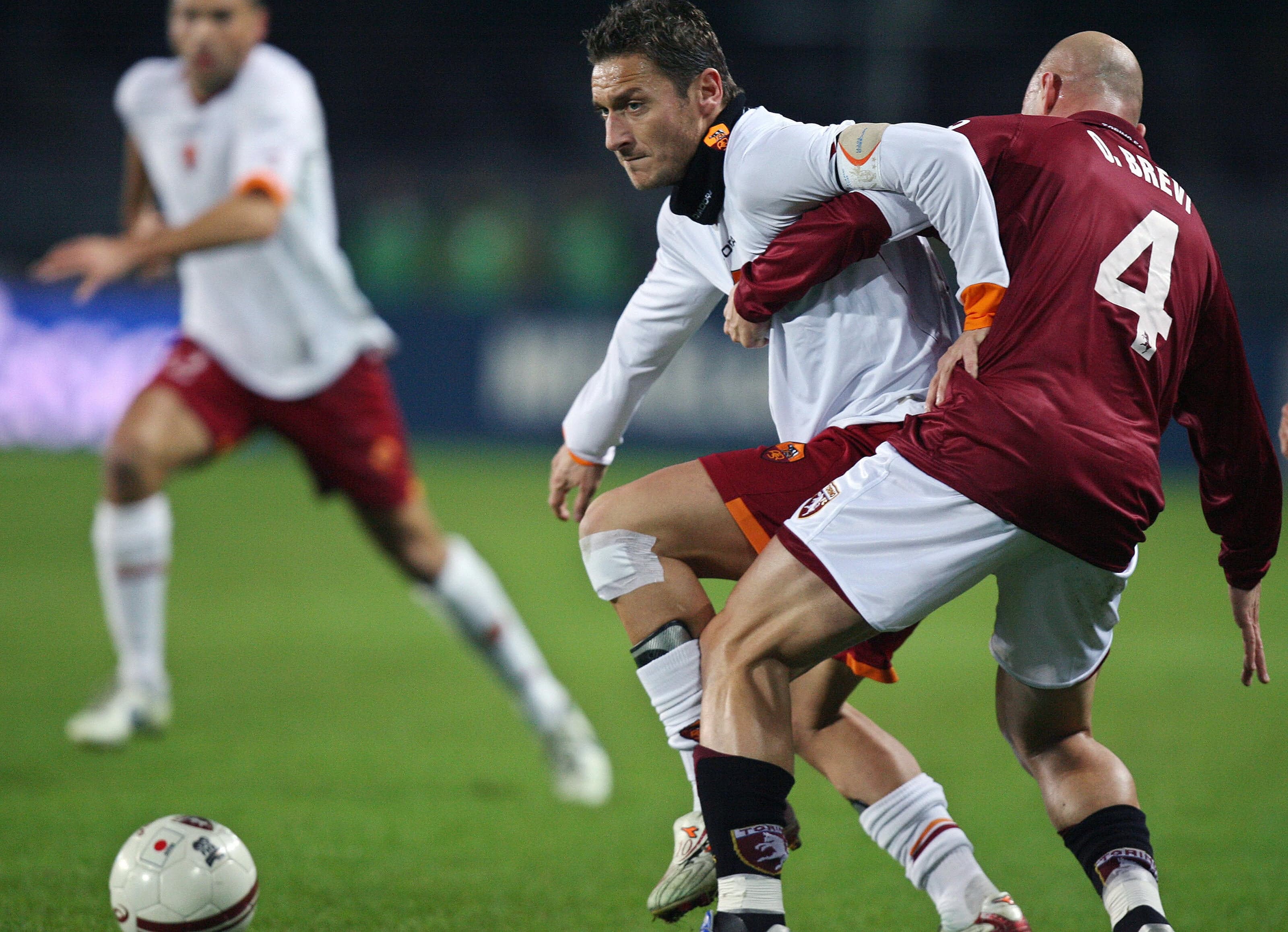 Roma's forward Francesco Totti (L)