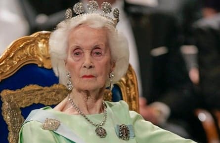 Why royals always travel with black clothes