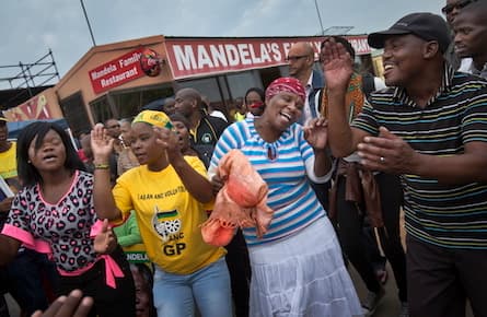 South Africans flood the streets to pay tribute to Nelson Mandela