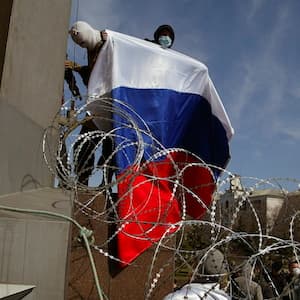 Your morning five: Ukraine unrest turns deadly