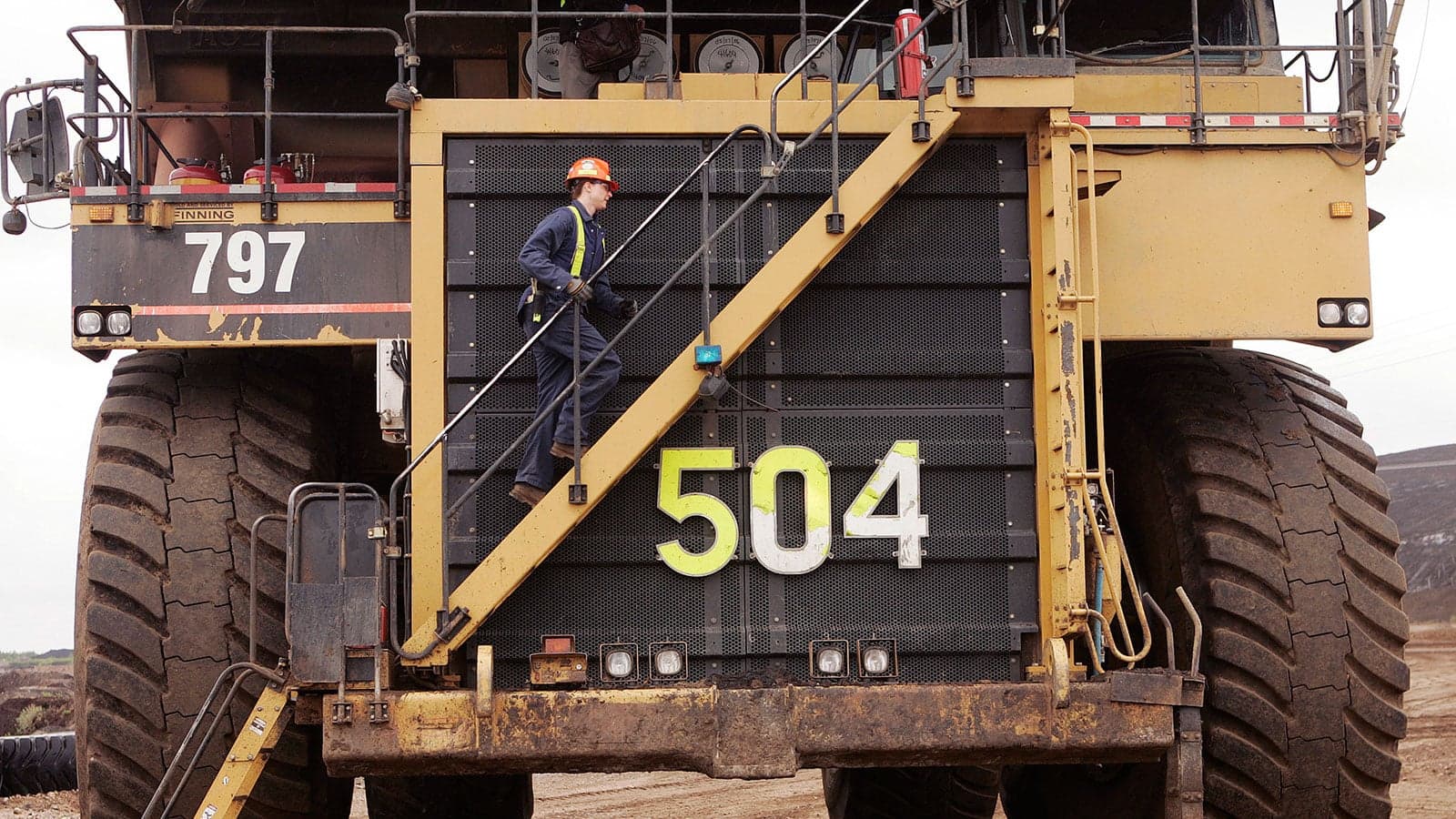 Oil boom narrows high school to university wage gap
