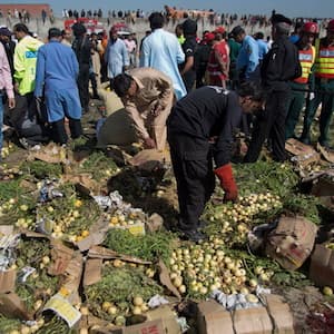 Your morning five: 23 dead in Pakistan market blast