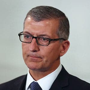 Losers and winners in economic policy