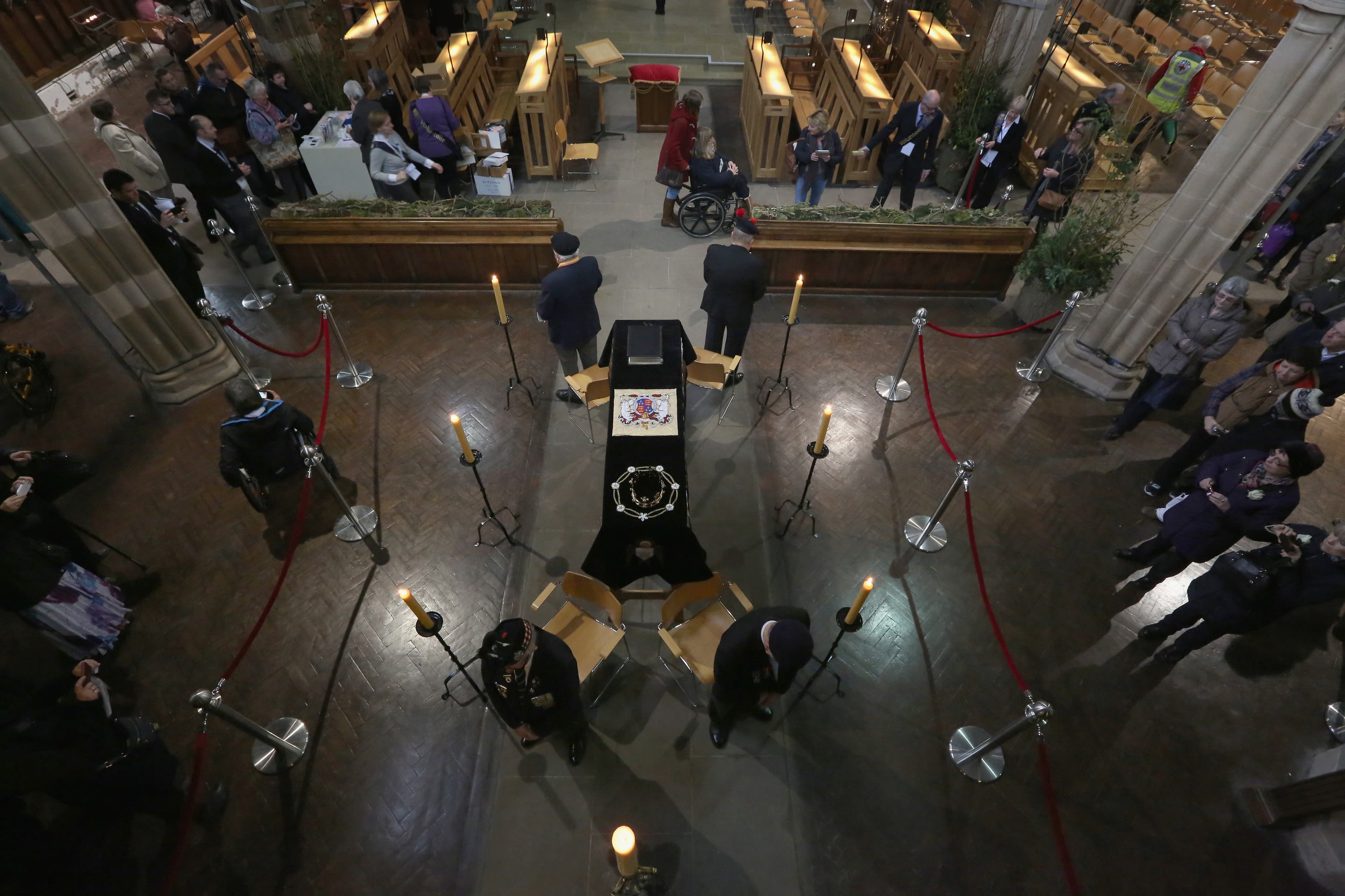 Richard III: Thousands line up to see the parking lot king