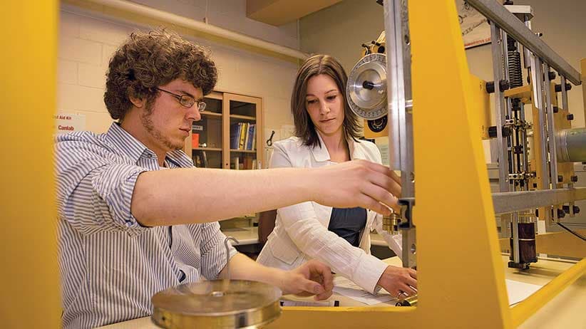 Université de Moncton: student life on campus