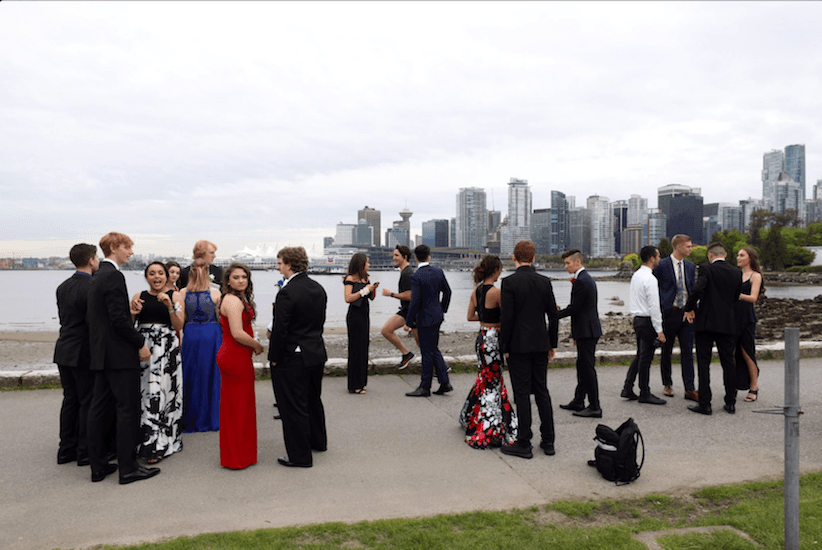 No, Trudeau didn't photobomb those prom kids