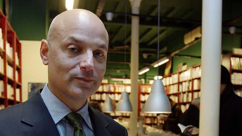 US writer Daniel Mendelsohn poses in a library in Paris in 2007