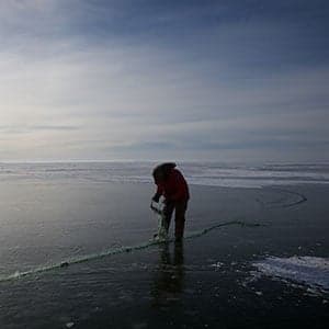 How the last holdouts survive on a flooded-out Manitoba First Nation