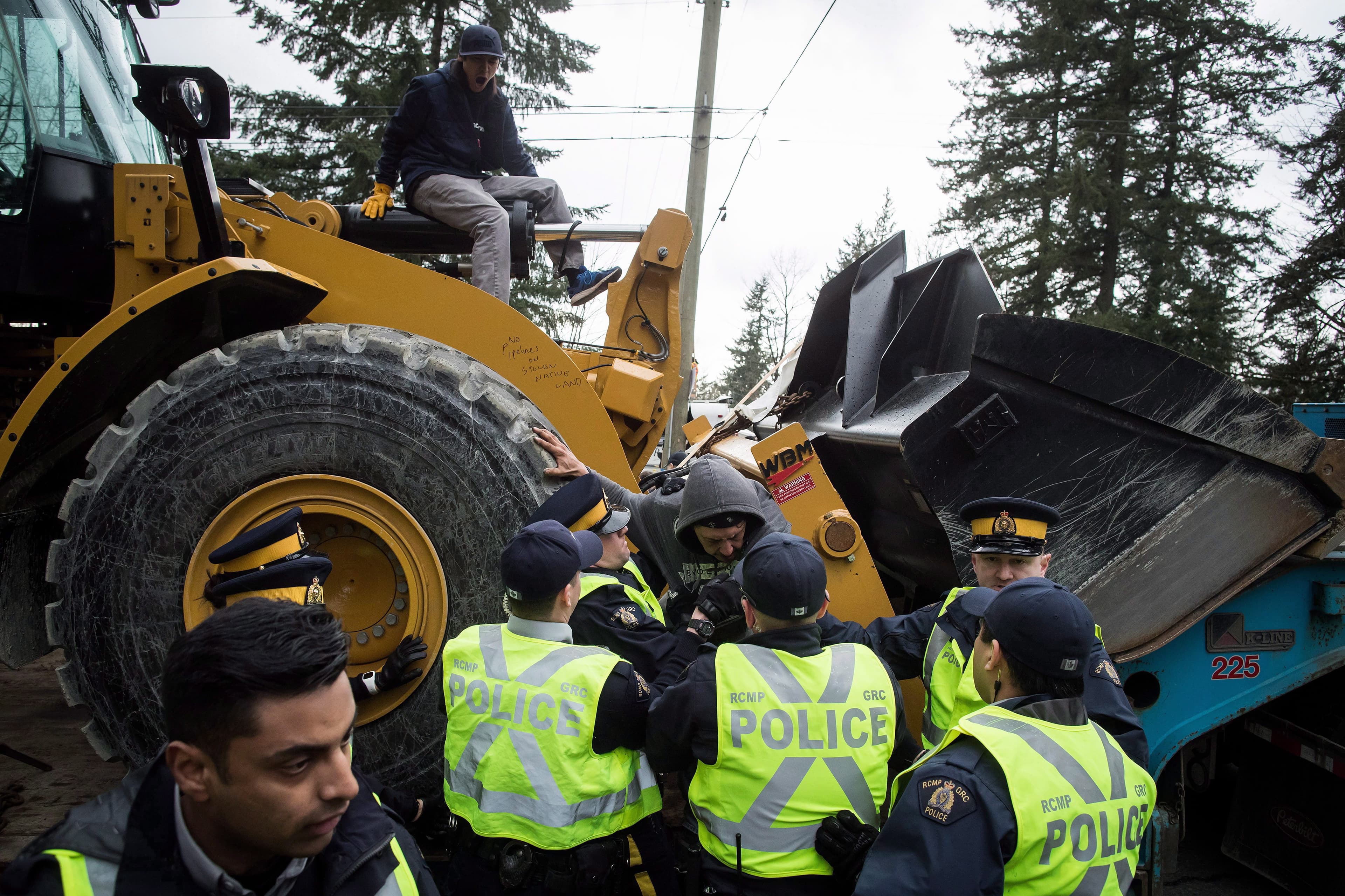 Beyond Kinder Morgan: Bureaucrats warn of oil sands trouble in internal report
