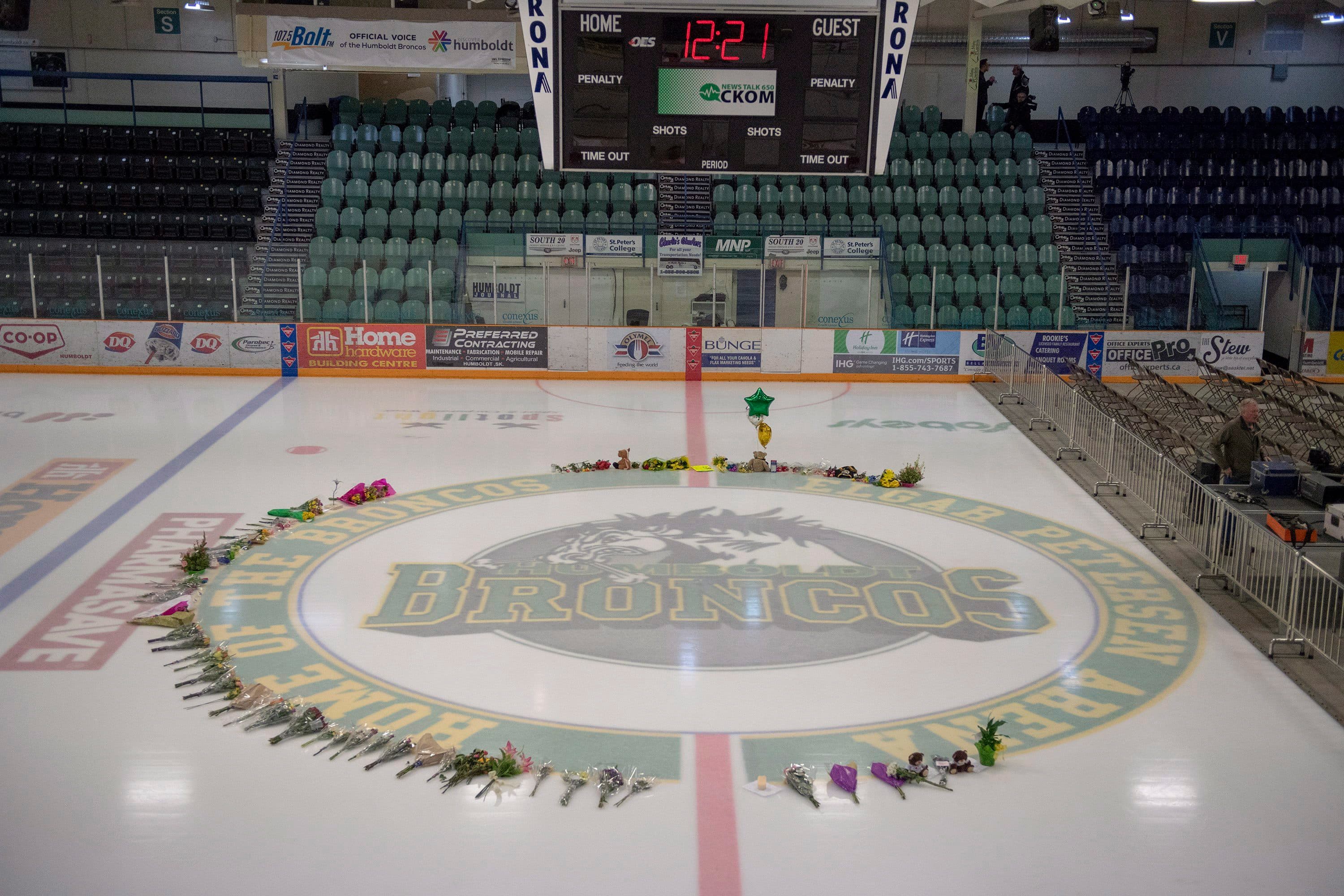 Humboldt Broncos vigil for 15 killed in bus crash: video