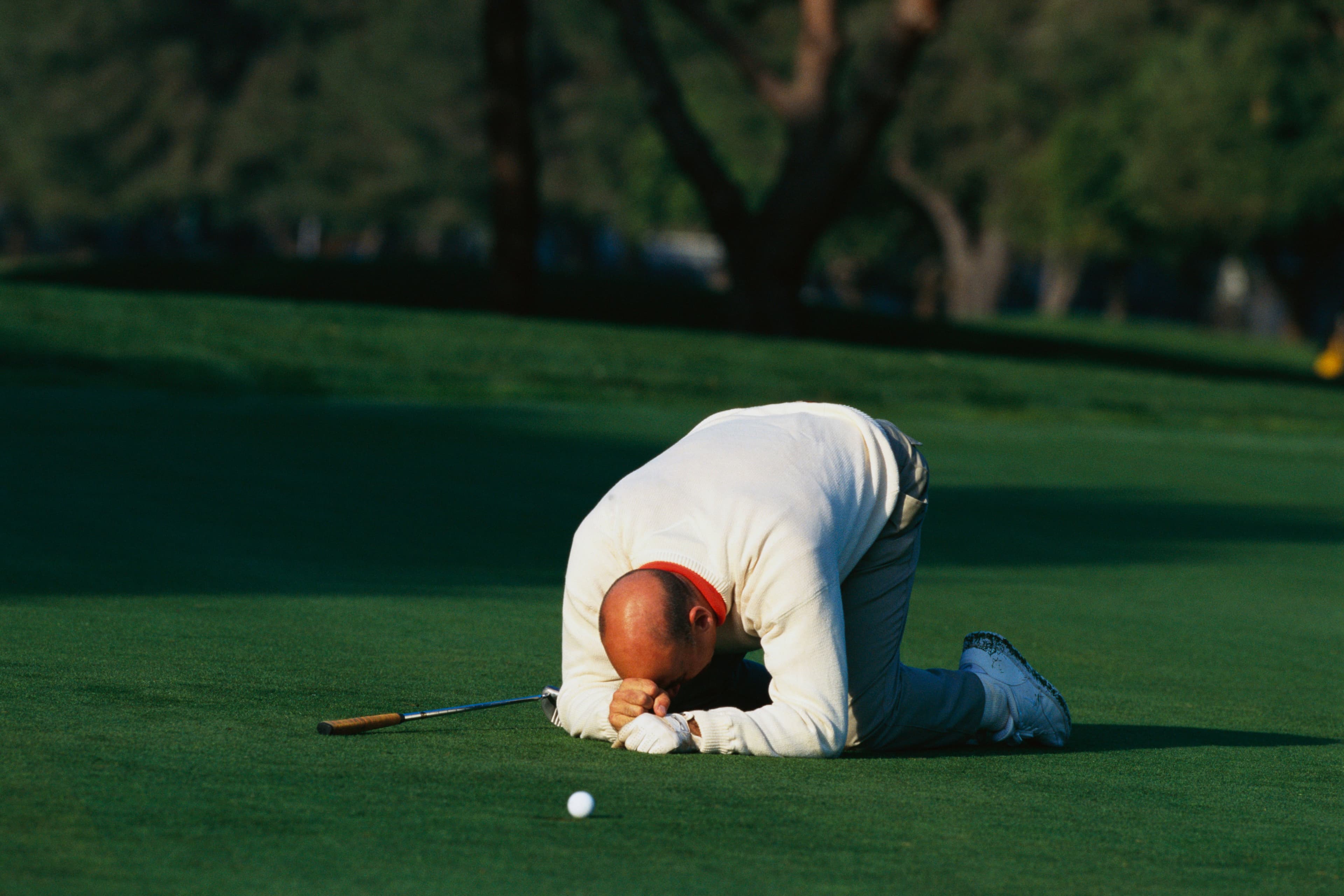 Keep your head up, golfers. There's a better way to putt.