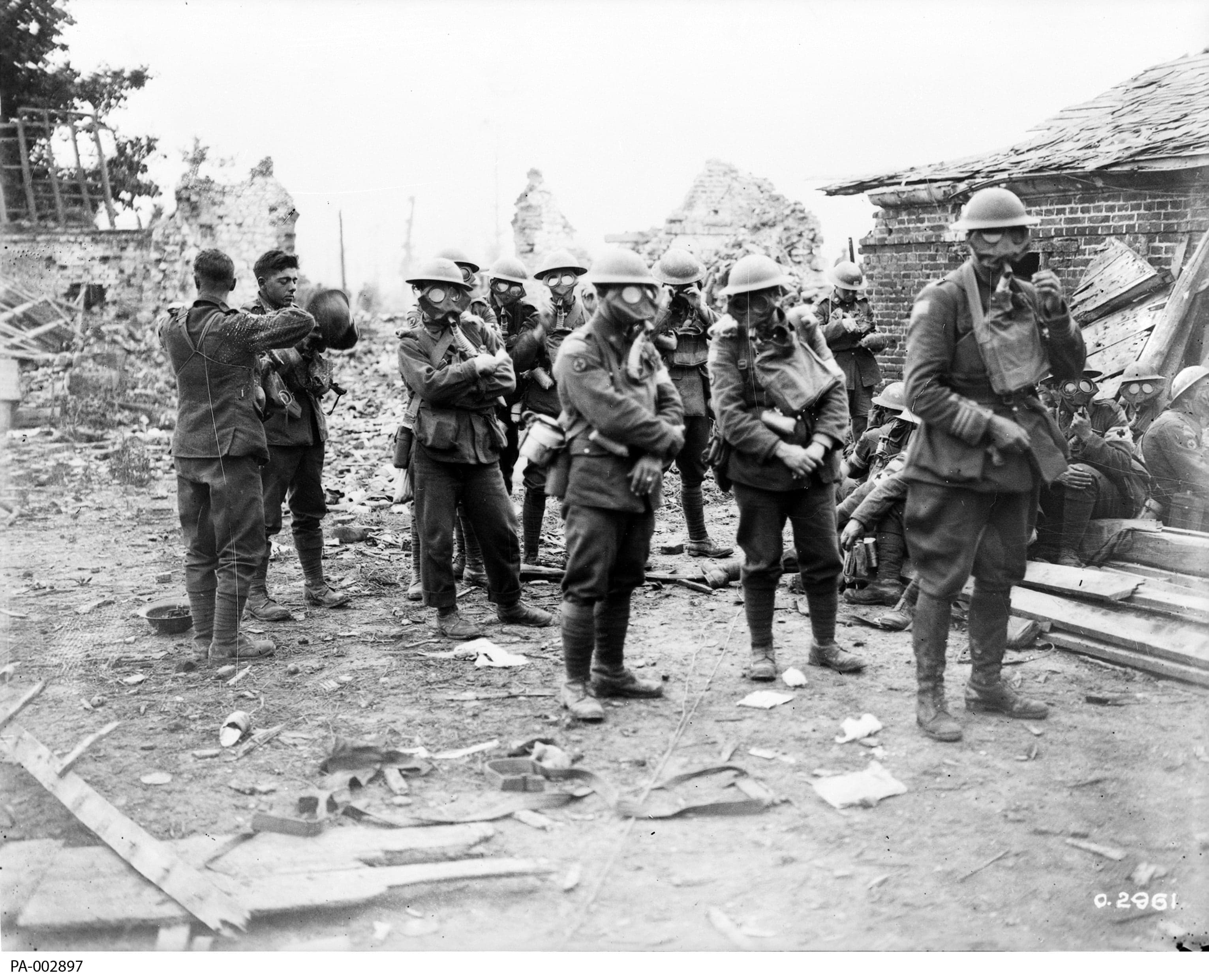 Marching and fighting in gas masks was ‘an abomination of the flesh,’ wrote one Canadian officer. ‘I know of nothing more uncomfortable.’ (PA-002897/Library and Archives Canada)