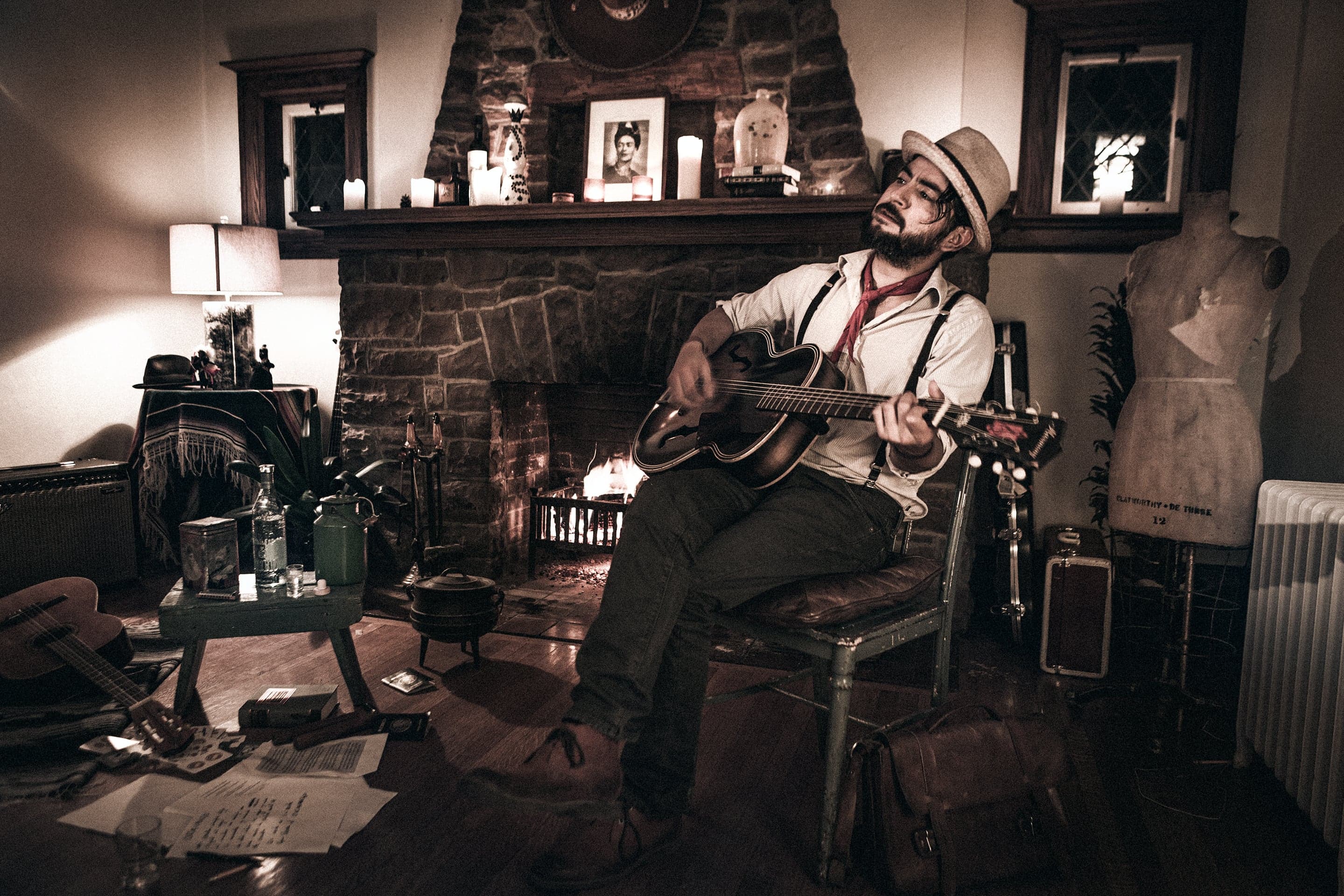 Watch Quique Escamilla live in concert