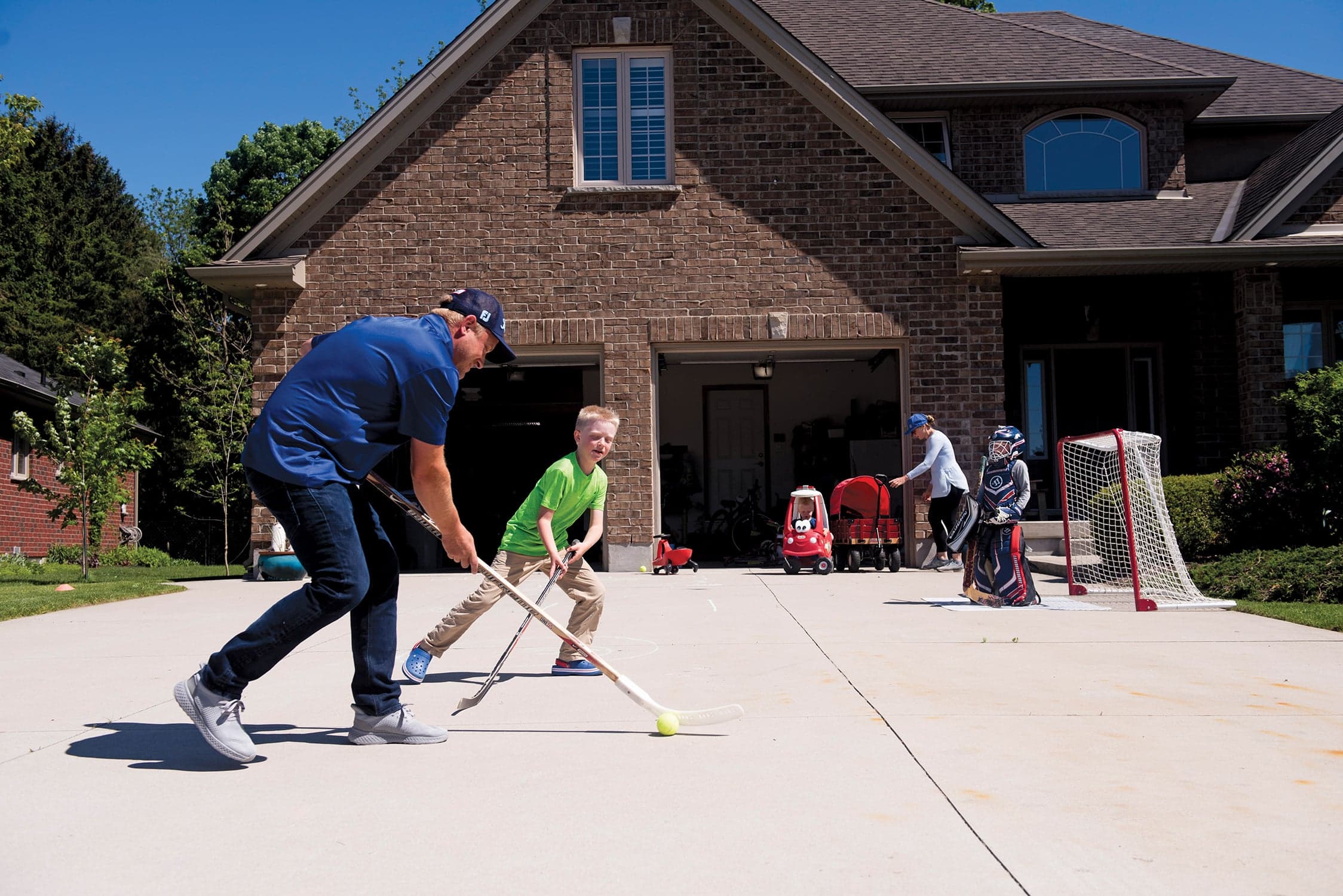 Neil Miller plays hockey with his son Joshua (Photograph by Marta Iwanek)