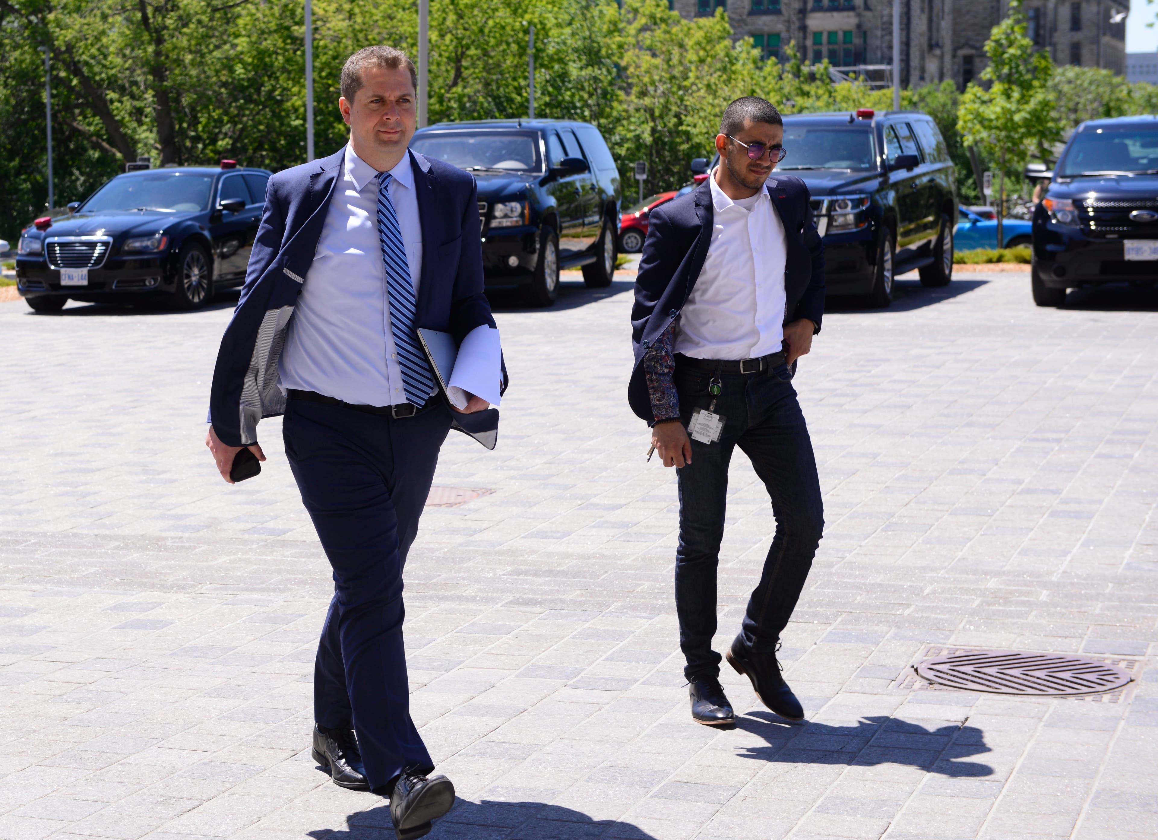 Rule #1 for travelling politicians: Follow local mask rules