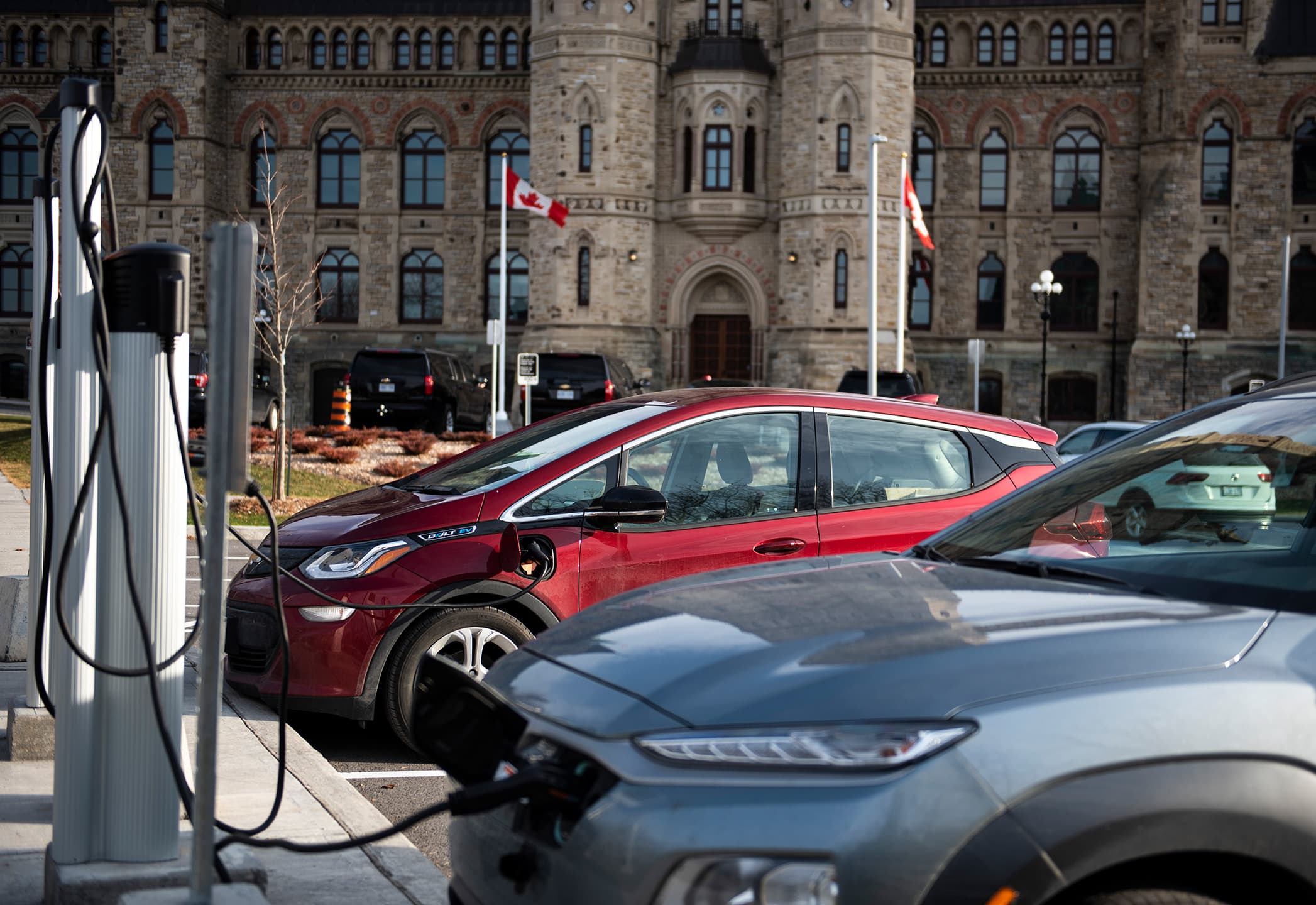 The feds are falling well short of their goal to go electric. Will 2021 be different?