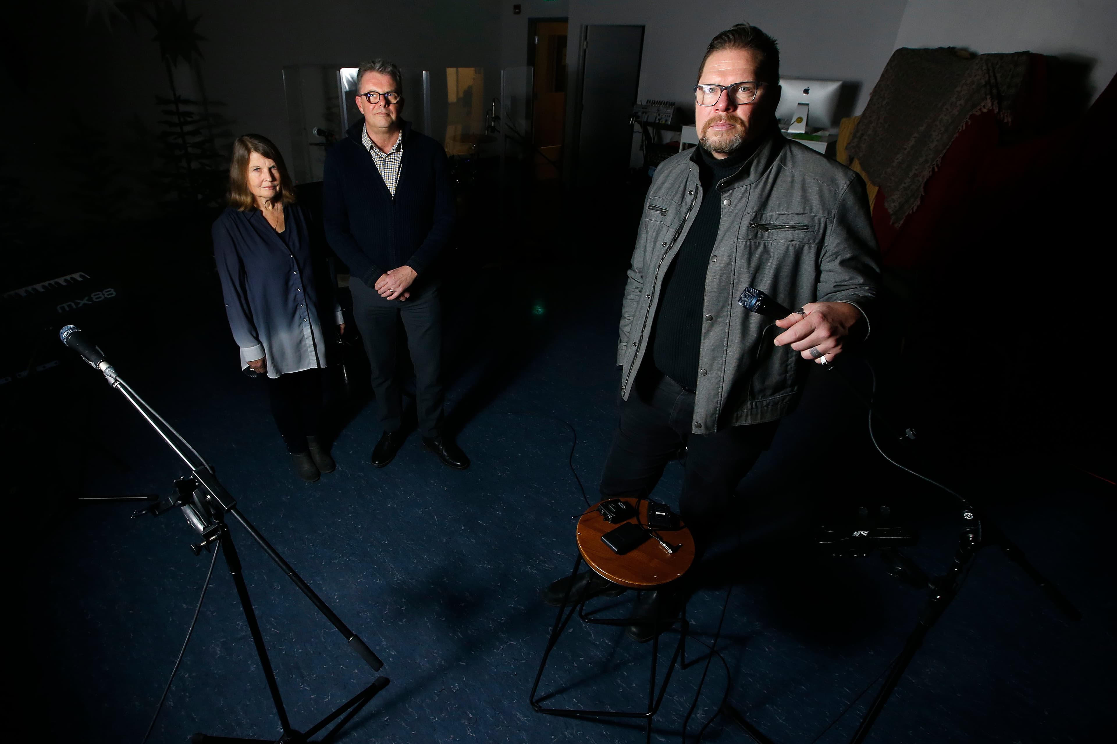 Kevin Garratt, right, and his wife Julia, left, appear with Winnipeg pastor Rev. Gerry Michalski prior to the recording of a Christmas service last December. (John Woods/CP)