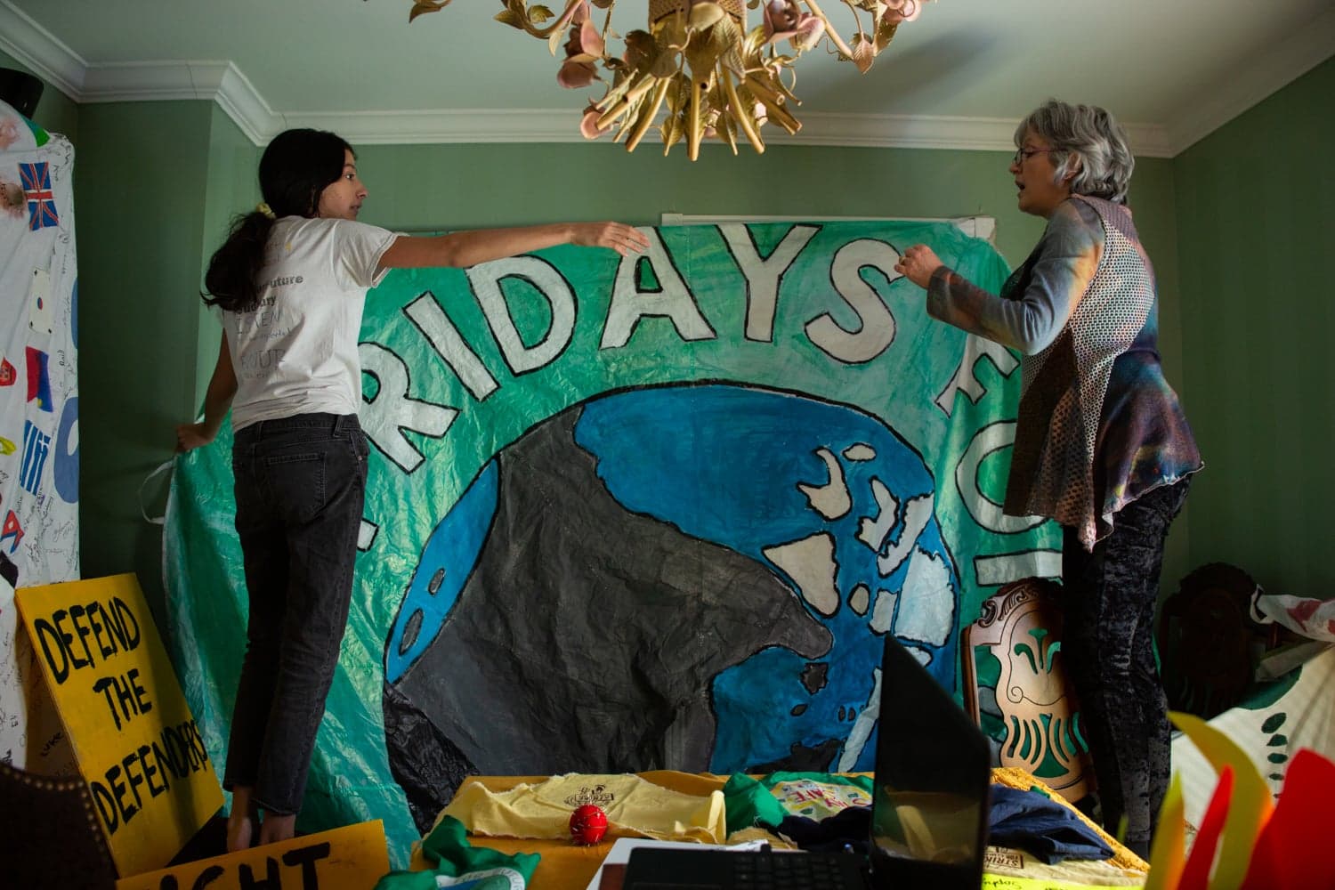 Orlando helps her daughter decorate their living room ahead of the Earth Day event (Photograph by Vanessa Tignanelli)
