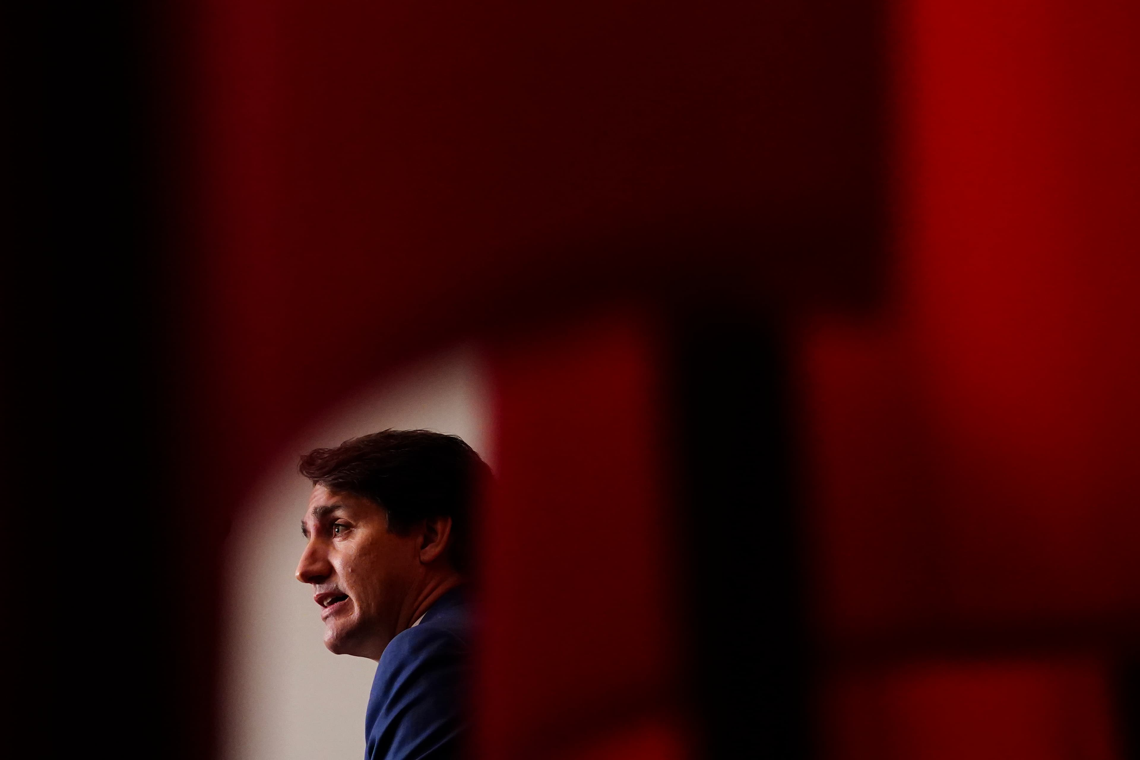 Justin Trudeau announces public servants, RCMP and travellers must be vaccinated