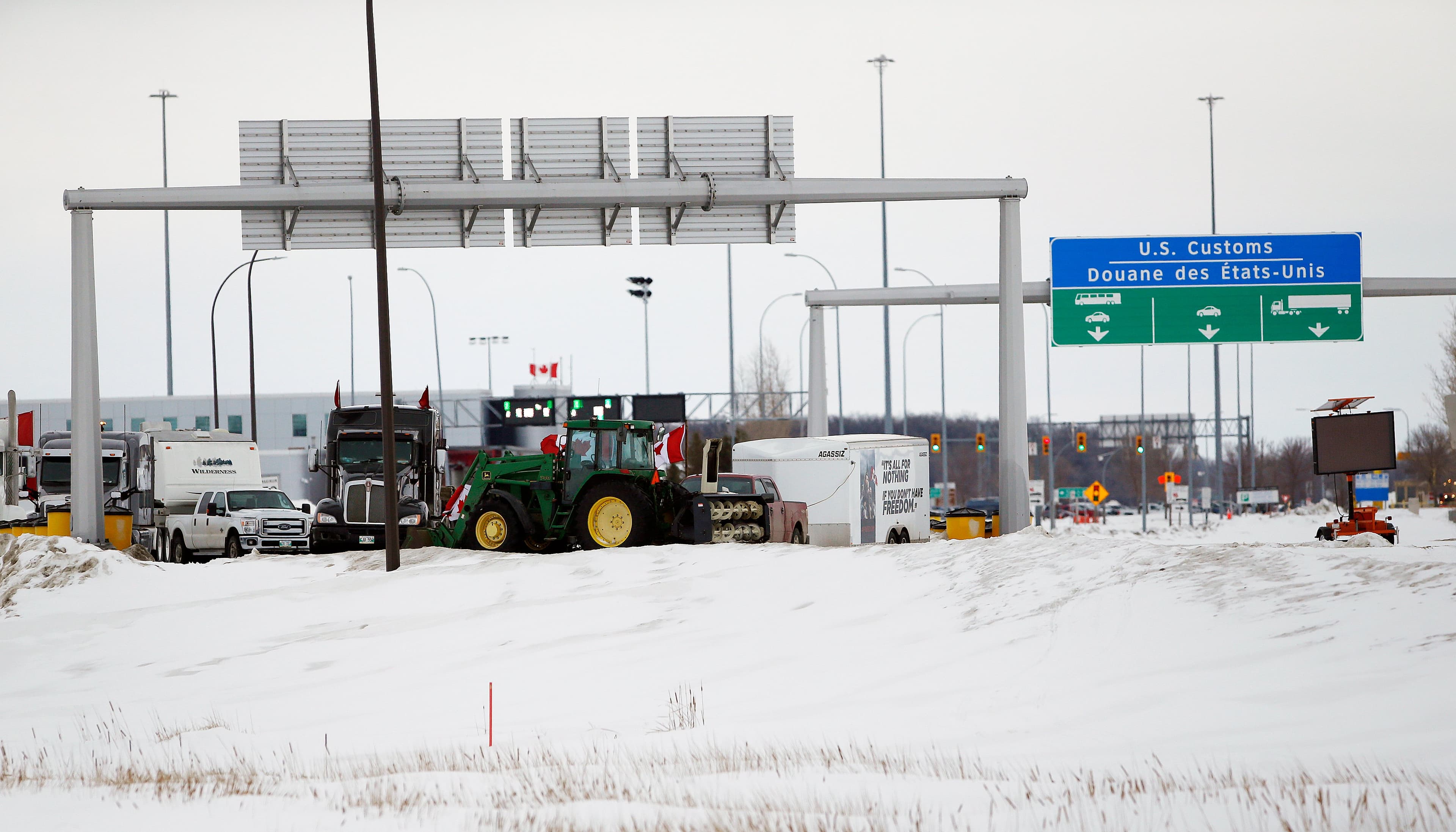 U.S. security officials offer to help Ottawa clear border blockade