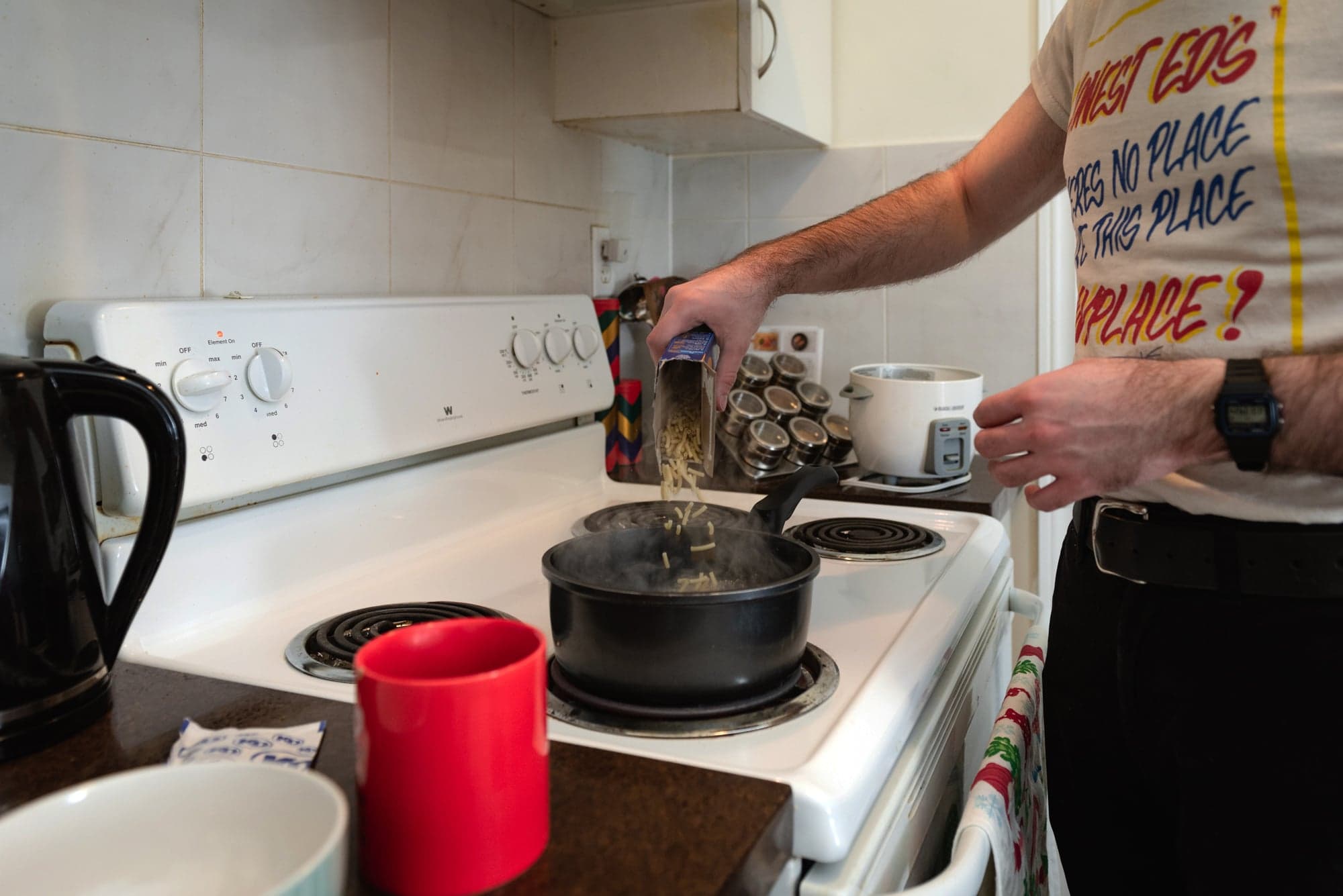 Young, working Canadians face a dilemma: eat, or pay the bills?