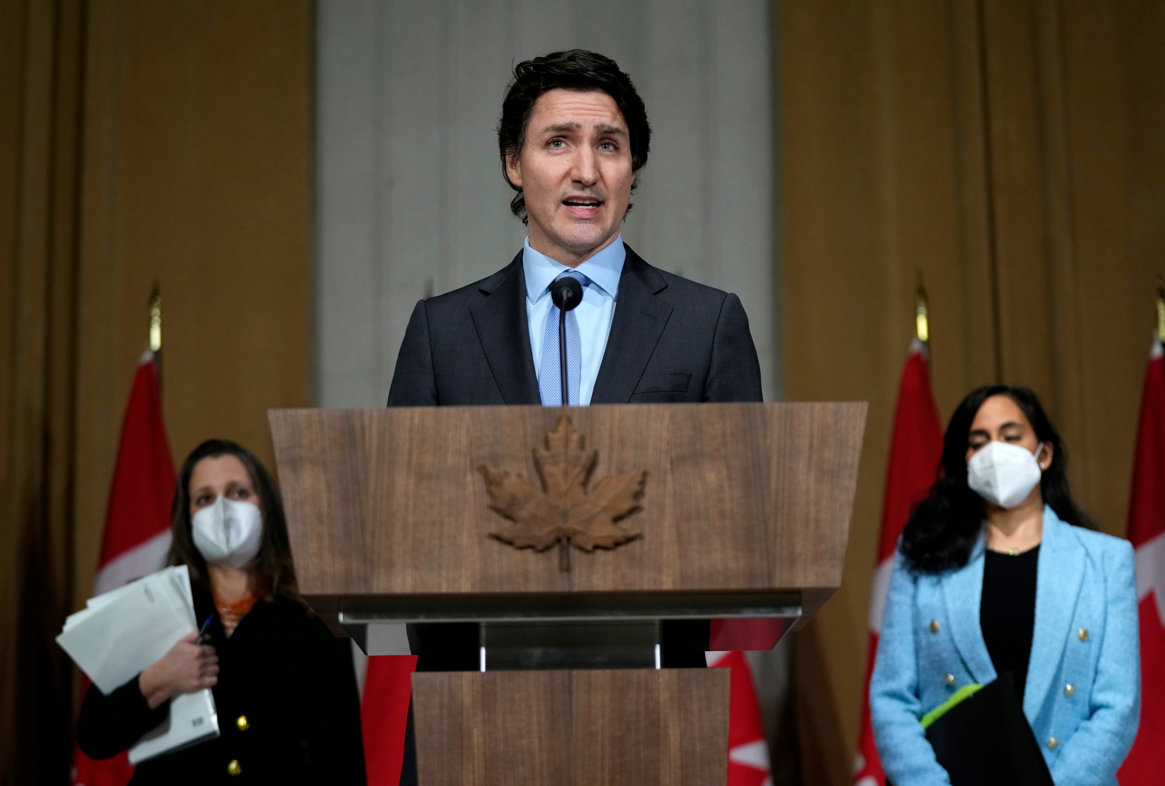 Canada slaps a 'first round' of sanctions on Russia