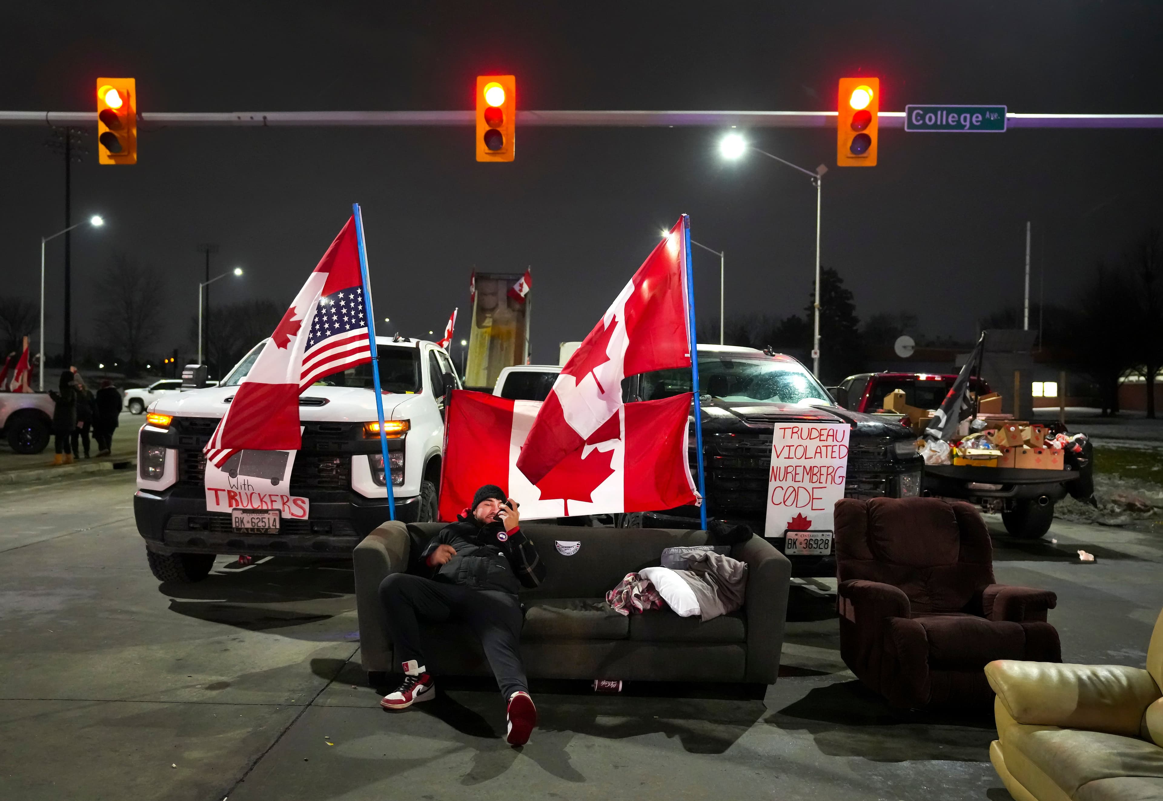 Windsor mayor and police chief say they can't clear the border blockade