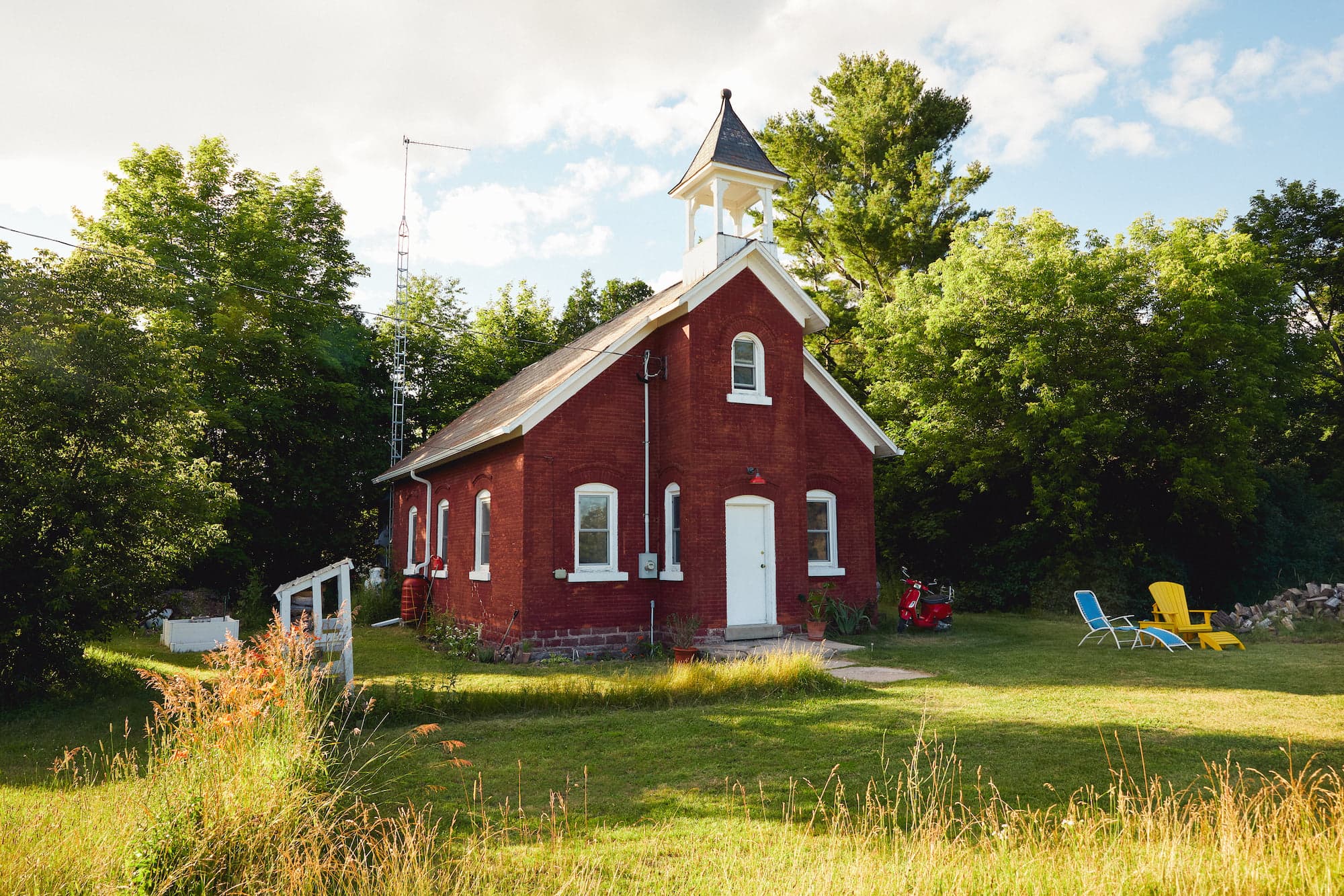 This painter turned a 1918 schoolhouse into the art studio of his dreams
