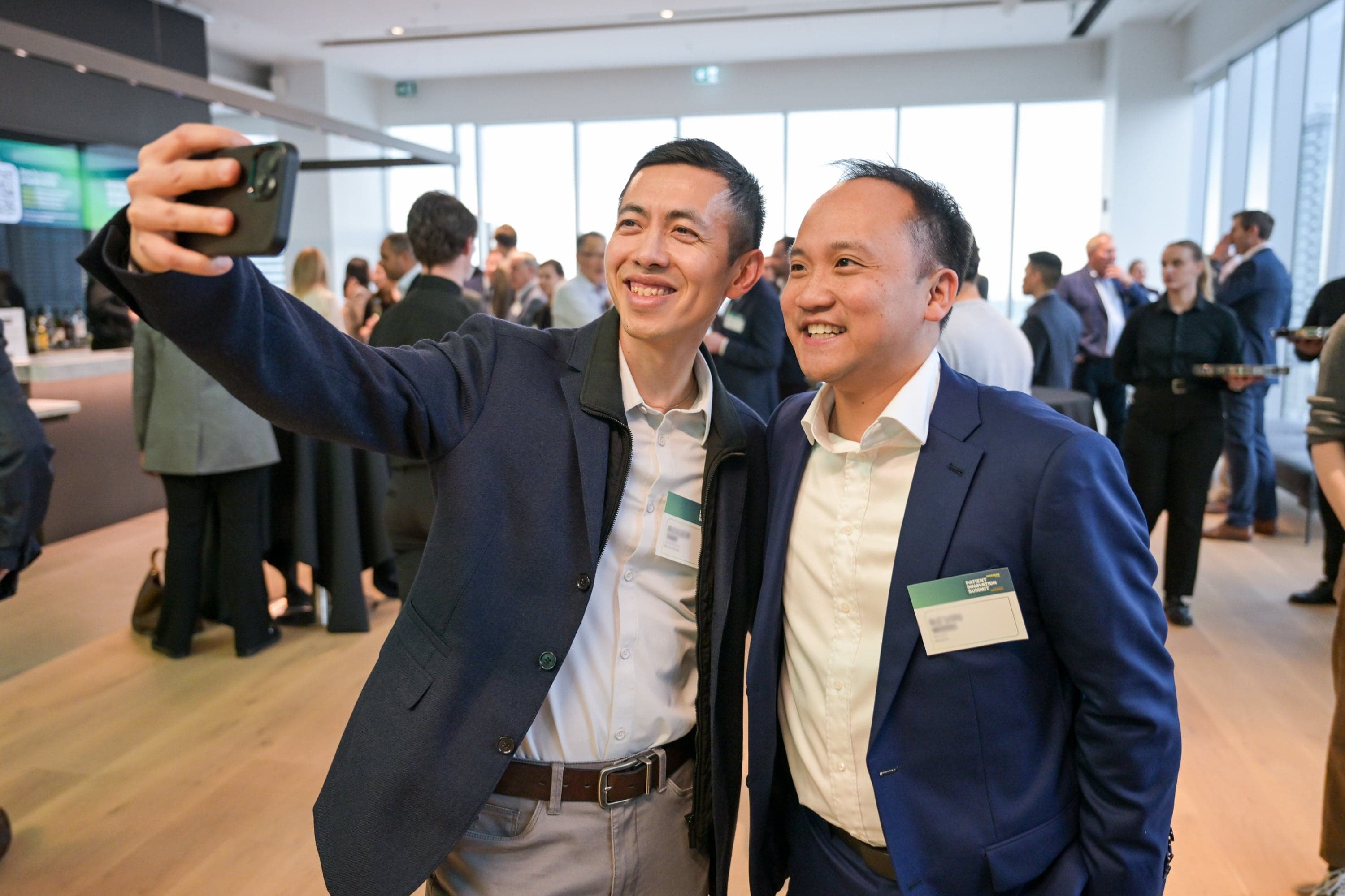Two attendees take a selfie together.
