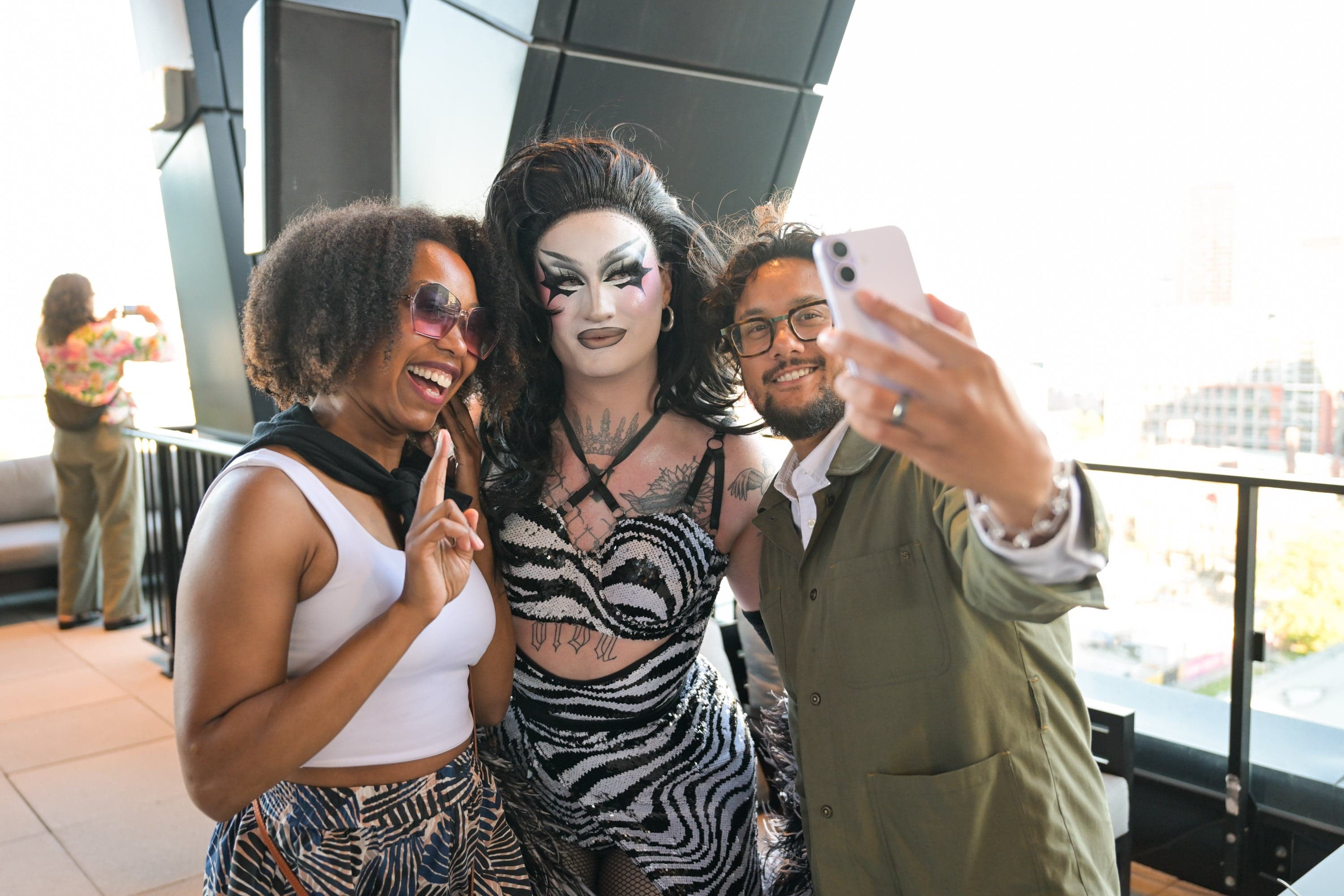 Van Goth and the guests taking a picture together