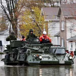 Canadian soldiers inspect a flooded residential area in Gatineau