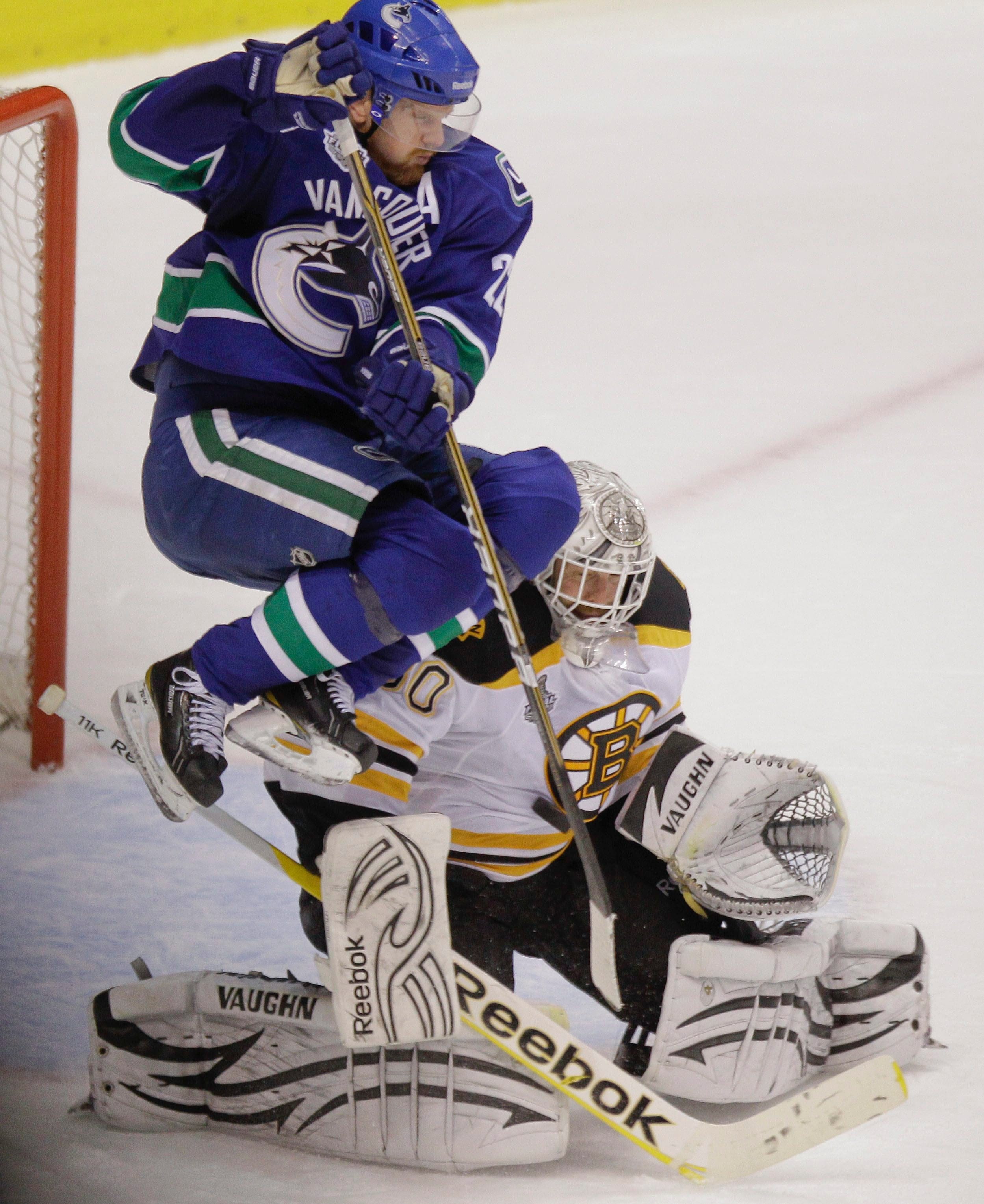 Sedin leaps over Thomas
