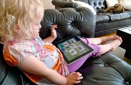 bambina con iPad rotator