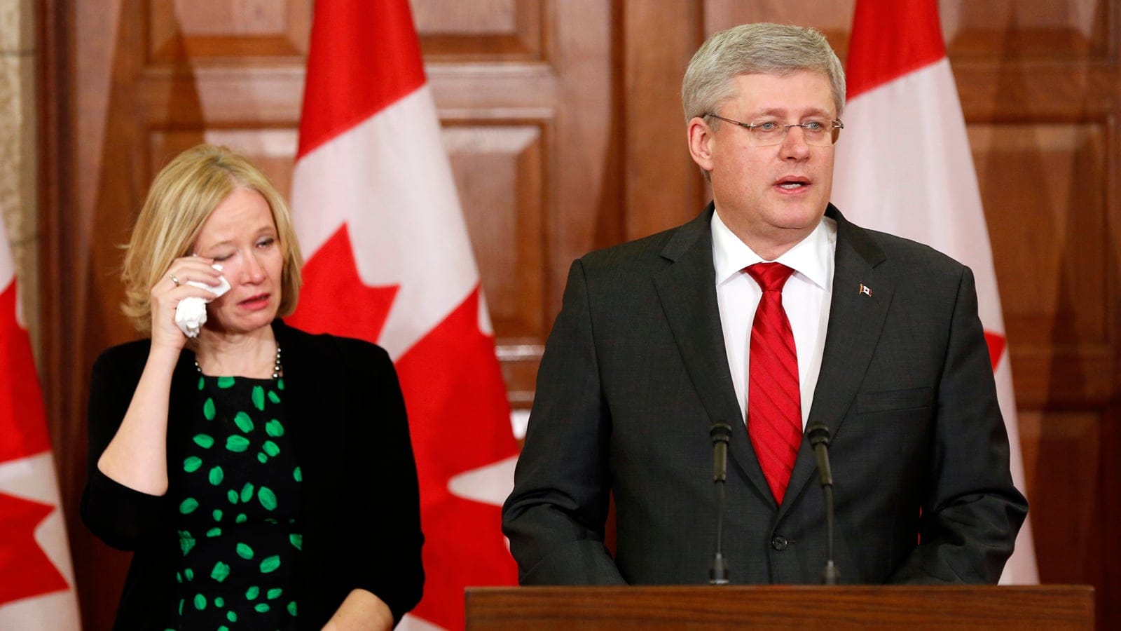 Canada's Prime Minister Stephen Harper (R) and his wife Laureen take part in a news conference following the news of former Finance Minister Jim Flaherty's death on Parliament Hill in Ottawa April 10, 2014.     REUTERS/Blair Gable     (CANADA - Tags: POLITICS) - RTR3KRYC