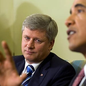 US President Barack Obama (R) meets with
