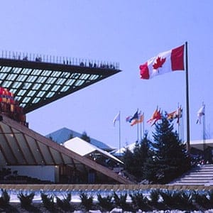 Le pavillon du Canada et sa pyramide inversée, le Katimavik ( s