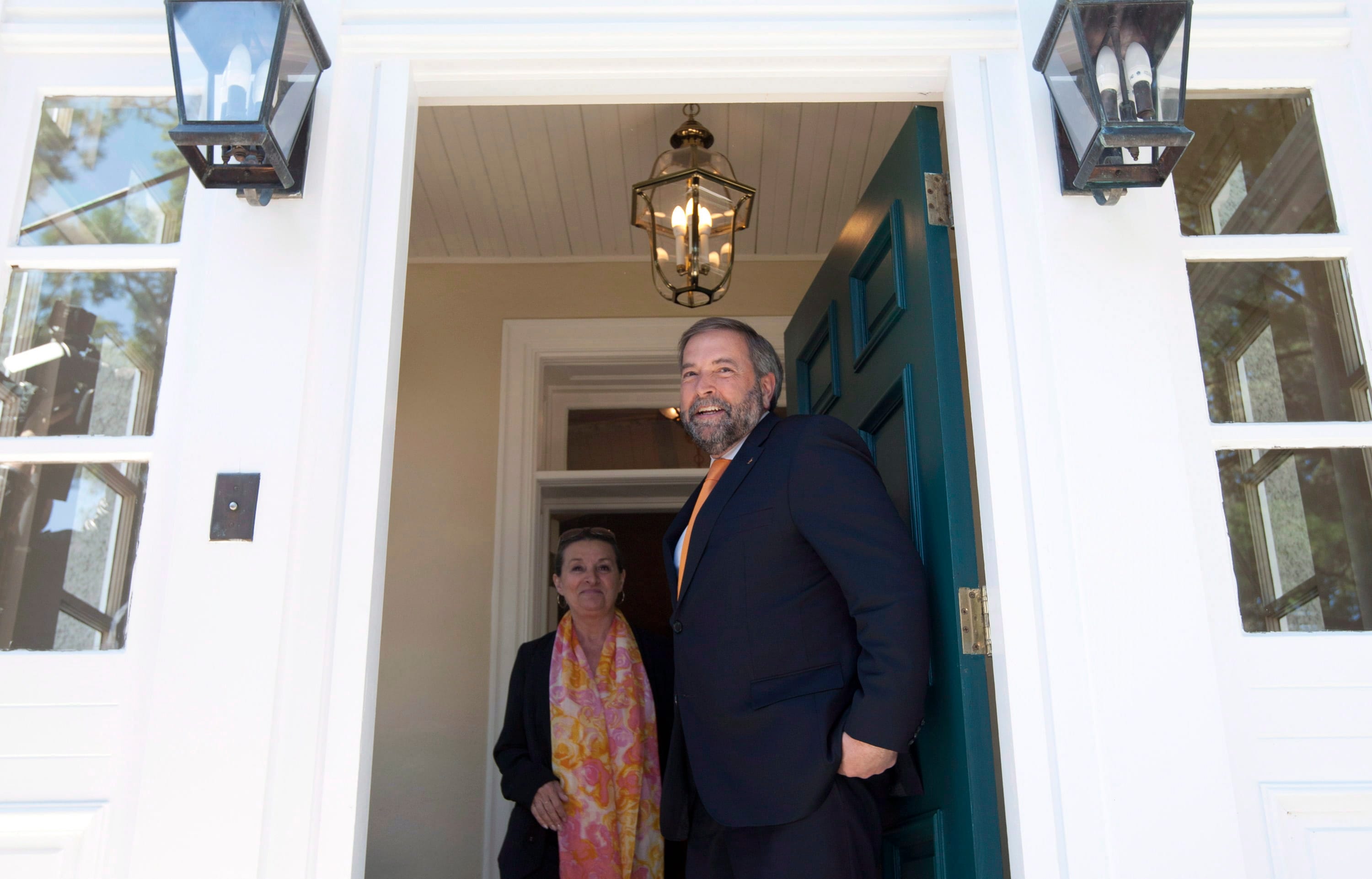 NDP Leader Tom Mulcair and his wife Catherine Pinhas pose in the doorway of the designated home of the Opposition Leader in Ottawa. (Adrian Wyld/The Canadian Press)