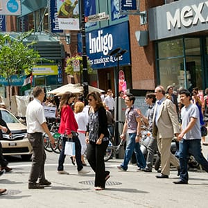 DCYJ8T Pedestrians crossing the street, Montreal, province of Quebec, Canada. Pierre Rochon/Alamy