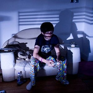 BR2MK8 Teenager play on his Xbox 360 games console. Image shot 2010. (Gavin Rodgers/Alamy)