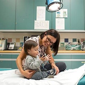 Jessica Dunkley performs a check up on patient Atayoh Makokis in Edmonton Alberta, September 13, 2015. (PHOTOGRAPH BY JASON FRANSON)