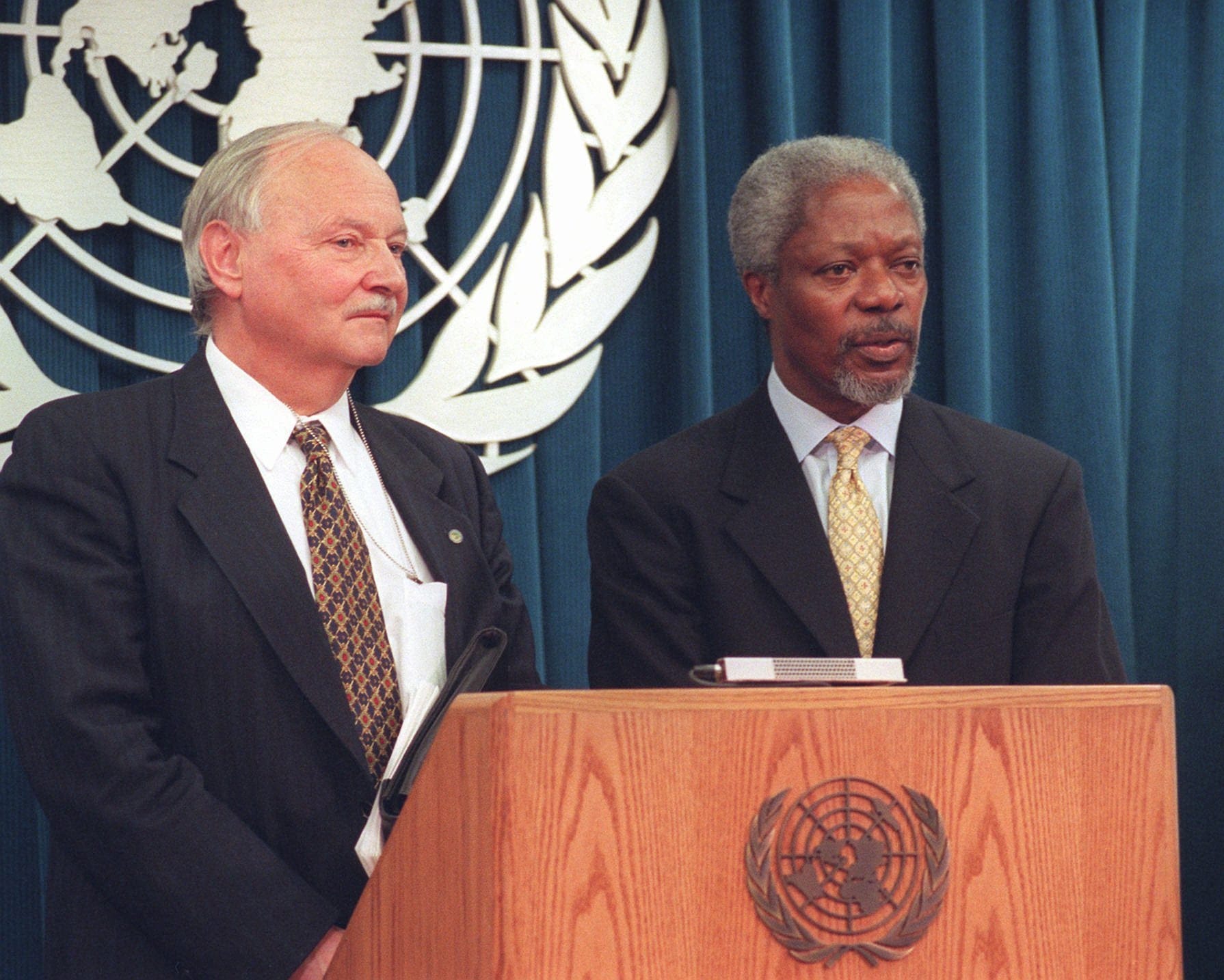 FILE - In a March 17, 1997 file photo, Maurice Strong, left, executive coordinator for United Nations reform, stands with United Nations Secretary-General Kofi Annan,  during a news conference, at the U.N. The head of the U.N.'s environmental agency says Strong, whose work helped lead to the landmark climate summit that begins in Paris on Monday, Nov. 30, 2015, has died. He was 86.  (AP Photo/Osamu Honda, File)