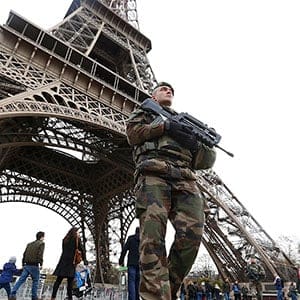 French military patrol near the Eiffel Tower the day after a series of deadly attacks in Paris , November 14, 2015.      REUTERS/Yves Herman - RTS6ZSC