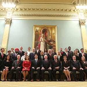 Canada's new Prime Minister Justin Trudeau (bottom row C) poses with his cabinet after their swearing-in ceremony at Rideau Hall in Ottawa November 4, 2015.  REUTERS/Chris Wattie - RTX1URF7