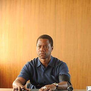 The People v. O.J. Simpson. (l-r) Cuba Gooding, Jr. as O.J. Simpson, Joseph Buttler as Polygraph Examiner. (Ray Mickshaw/FX)