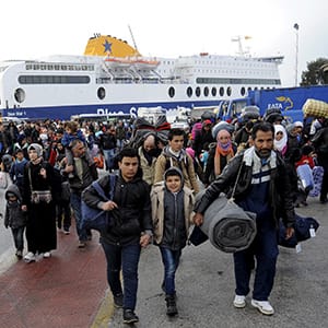 Refugees and migrants walk after disembarking from the passenger ferry Blue Star 1 at the port of Piraeus, near Athens, Greece,  March 8,  2016. REUTERS/Michalis Karagiannis - RTS9S53. Michalis Karagiannis/Reuters