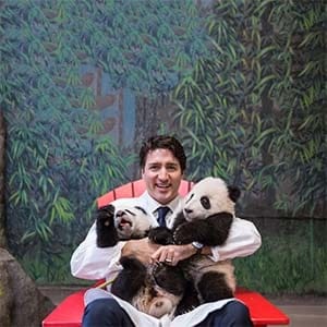 Prime Minister Trudeau meets Canadian Hope and Canadian Joy prior to the panda naming ceremony at the Toronto Zoo. March 7, 2016. (Adam Scotti/PMO)